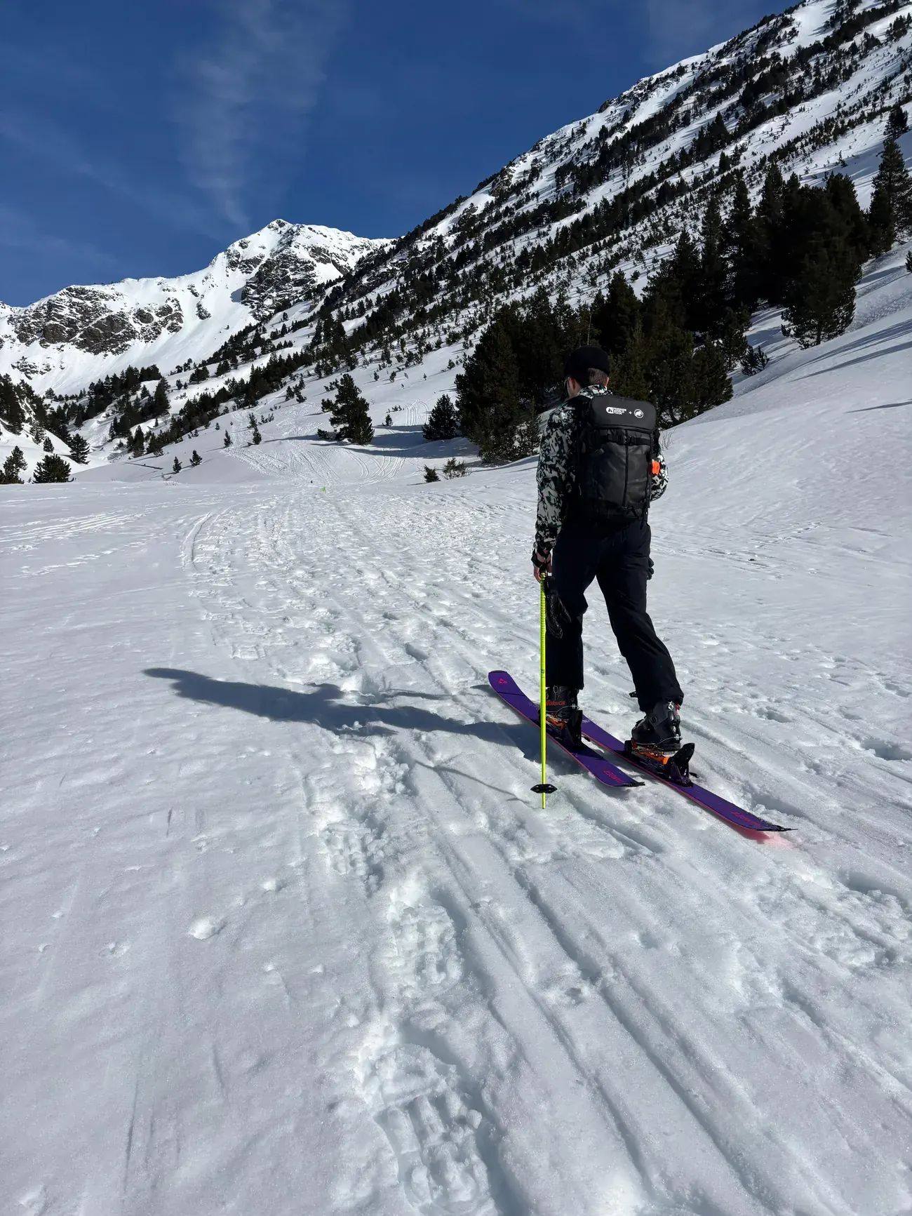 Marc esquiando fuera de pista en Andorra, nivel avanzado y freeride