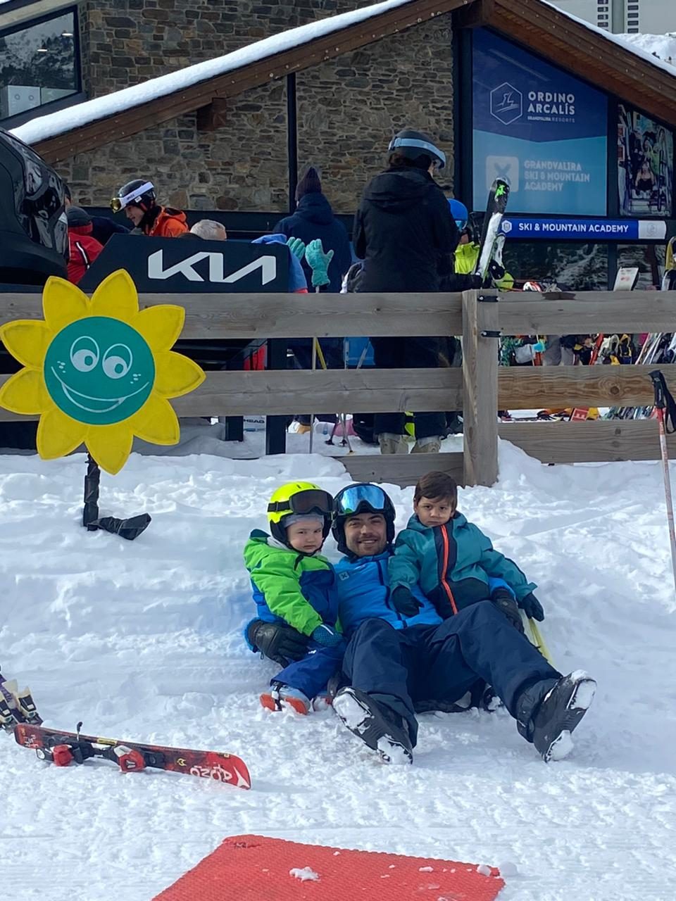 Marc, monitor de esquí para niños en Andorra, con dos peques en Ordino Arcalís