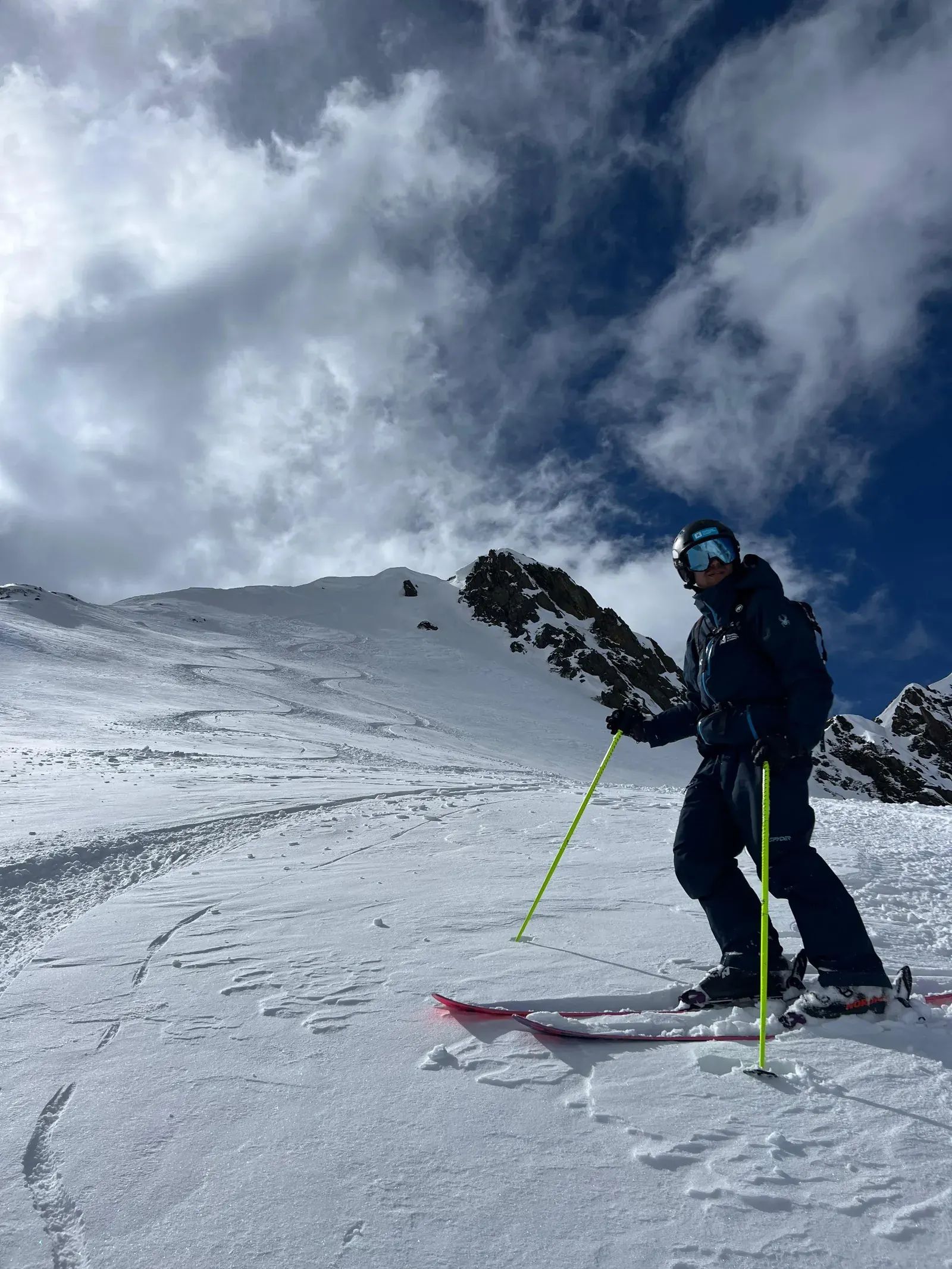 Marc, instructor de clases de esquí en Andorra, en las pistas de Ordino Arcalís
